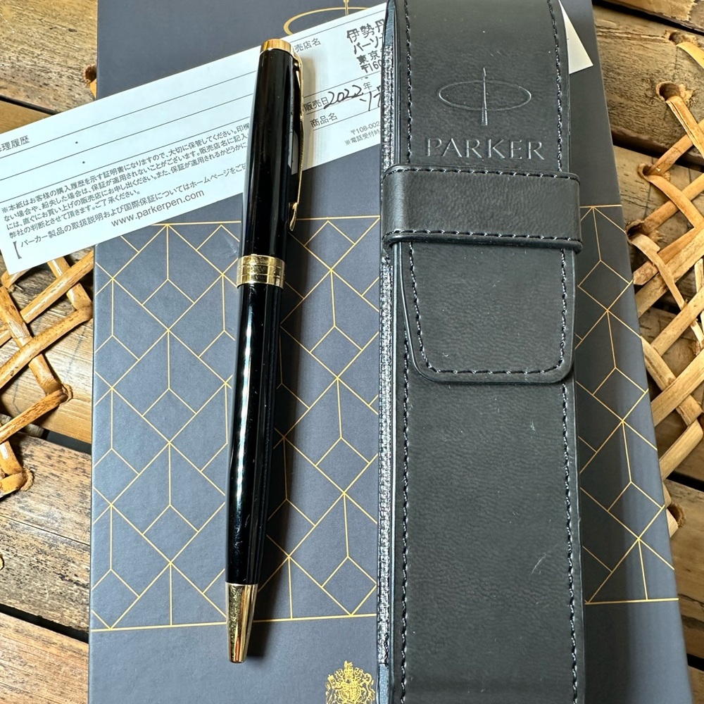 ✍️Parker Pen black and gold with box and case writes in black